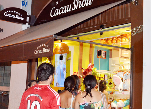 Páscoa movimenta o comércio, pessoas enfrentam filas para garantirem o chocolate