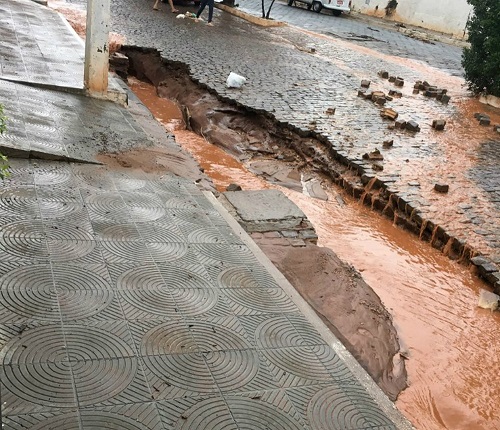 Chuva forte causa enxurrada na cidade de Caetité