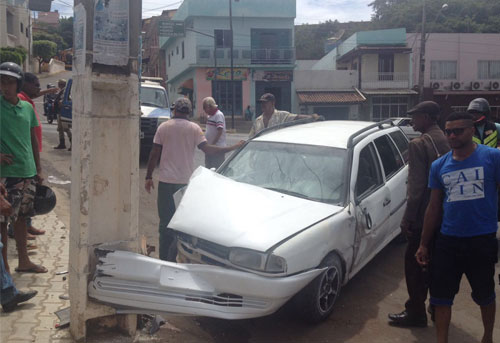 Carro desce ladeira desgovernado e colide contra poste em Caetité