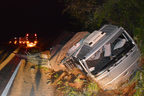 Caminhão capota na BR - 030, trecho conhecido como 'Curva da Condonga