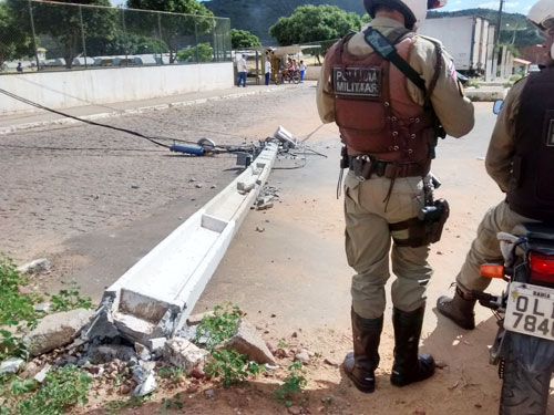 Poste da rede elétrica desaba em frente ao Caic, moradores já haviam relatado o perigo
