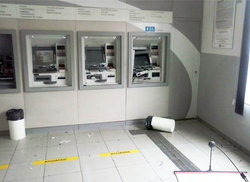 Assaltantes aproveitaram barulho de trovões para explodirem Caixas Eletrônicos