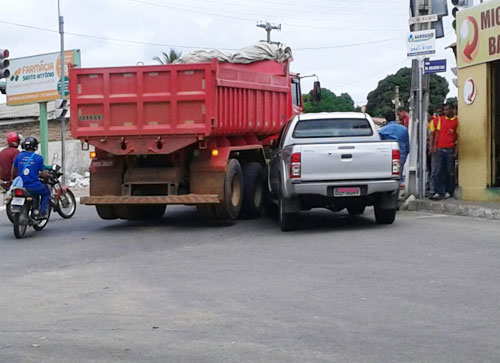 Colisão entre Caminhão e Hilux na Avenida Mourão Guimarães