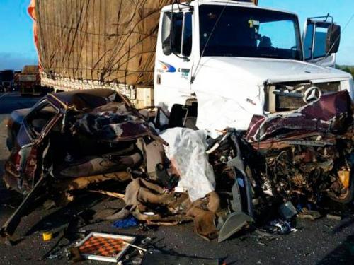 Motorista morre ao bater de frente contra caminhão na BR-116