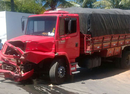 Dois caminhões colidem na Avenida João Paulo I; um deles evadiu - se do local