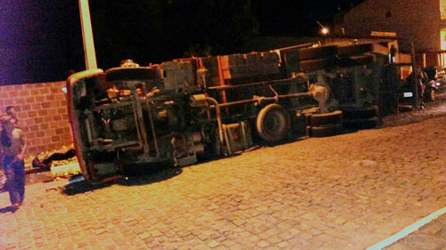 Caminhão com placa de Brumado tomba na entrada de Ituaçu