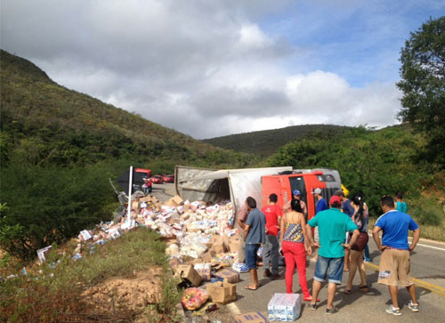 Caminhão baú tomba após colidir com carro de passeio na BA - 148, em Rio de Contas