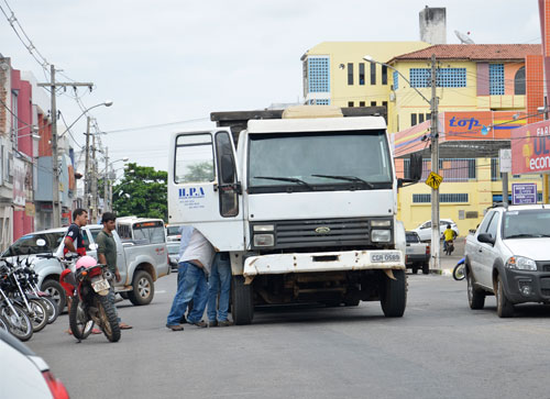 Por falta de combustível veículo parou em via pública e acabou congestionando o transito