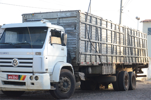 Caminhão é apreendido em parque de vaquejada em Brumado por ter sido usado em roubo de gado em MG