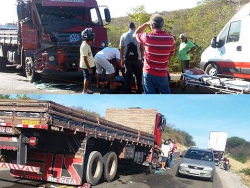 Colisão entre dois caminhões na BR - 030, entre Brumado e Sussuarana