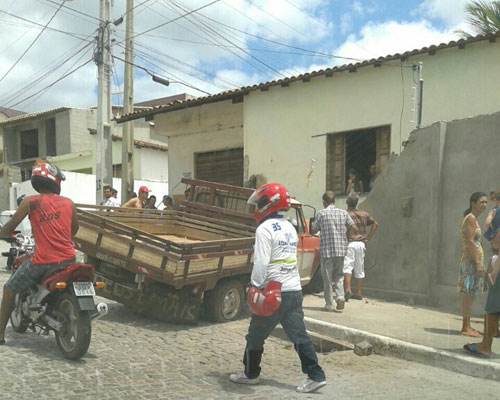 Caminhonete desgovernada colide contra muro e invade casa no Parque Alvorada