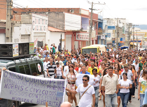 Milhares de pessoas participaram da Caminhada pela Paz em Brumado
