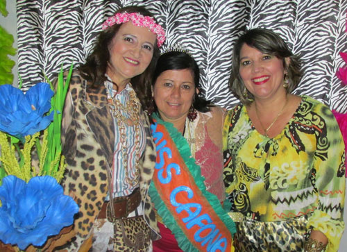 50 anos de Sara Risério é comemorado em estilo 'brega' com as amigas