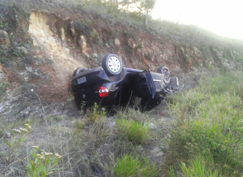 Carro sai da pista, bate em barranco e capota na subida “Morrão” em Barra da Estiva