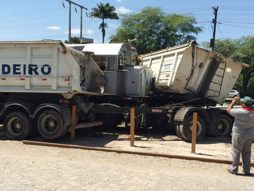 Carreta é arrastada por mais de 10 metros por locomotiva da FCA em frente a Magnesita