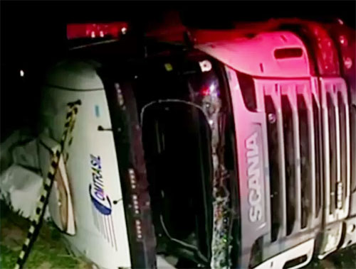Carreta de empresa brumadense tomba e motorista morre preso às ferragens