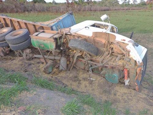 Carreta com soja tomba em rodovia no oeste da Bahia e fica destruída