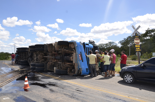 Carreta conduzida por brumadense tomba no cruzamento da linha férrea no Anel Viário