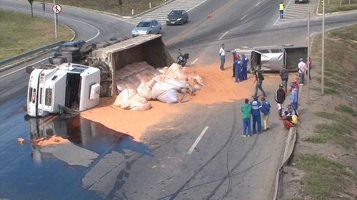 Vitória da Conquista: carreta tomba, bate em dois carros e derrama combustível na BR-116