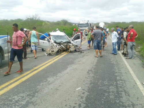 Táxi com três ocupantes colide na traseira de uma carreta na BA - 407
