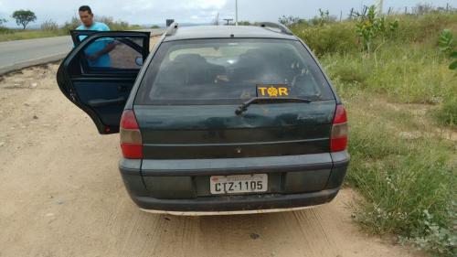 Carro roubado é apreendido pela polícia em estrada vicinal de Tanhaçu