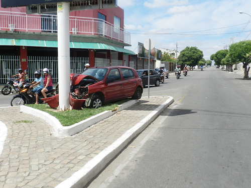 Carro invade canteiro e colide contra estrutura de Painel de Led na Praça da Prefeitura