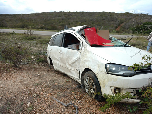 Carro fica praticamente destruído após acidente na BA-262, em Aracatu