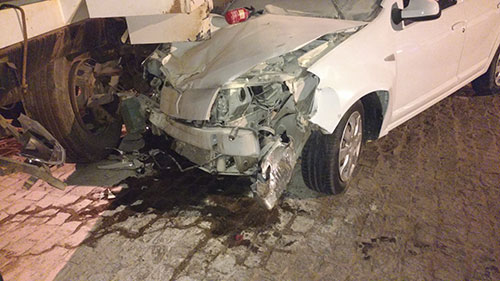 veículo vai parar debaixo de caminhão em grave acidente na Avenida Centenário em Brumado