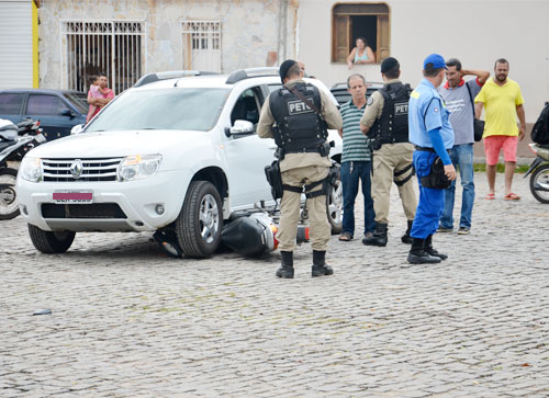 Carro passa por cima de motocicleta no Bairro do Tanque em frente ao Clube do Sindicato