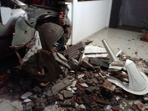 Jaguaquara: Carro invade casa e atinge homem sentado em frente ao imóvel