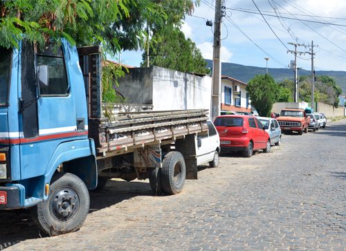 Rua da delegacia tem se tornado depósito improvisados para veículos apreendidos