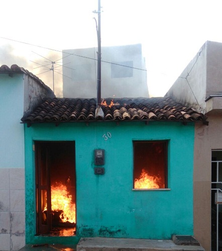 Casa é incendiada após homem colocar fogo em bíblia