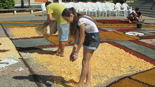 Em Brumado, católicos preparam ornamentação da Igreja Matriz para a celebração de Corpus Christi 