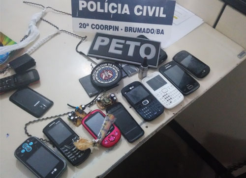 Grande quantidade de celulares foram encontrados nas carceragens da delegacia de Brumado