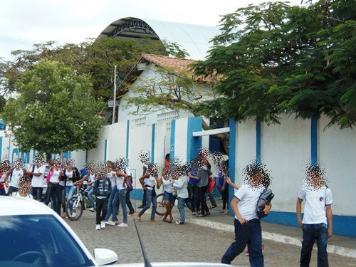 Brumado: Câmaras de segurança registram aluno do CMEAS furtando moto de outro aluno em frente a escola 
