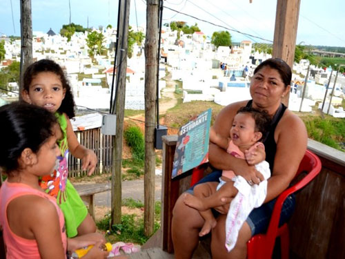 'Tenho medo é dos vivos', diz mulher que mora ao lado de cemitério no Acre