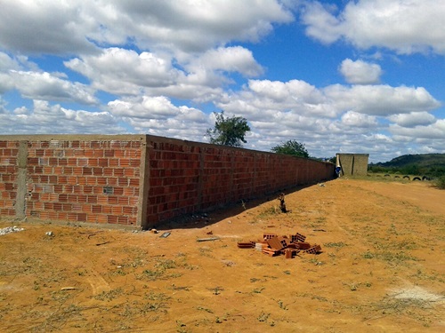 Prefeito Aguiberto visita obras do novo Cemitério da Vila Presidente Vargas; previsão de entrega é para o mês
