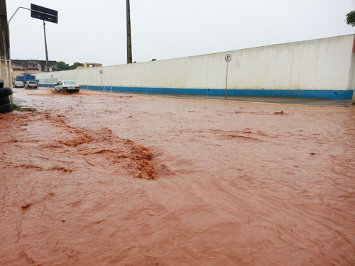 Chuva provoca alagamento em diversas ruas de Brumado, choveu também em Maetinga e Livramento
