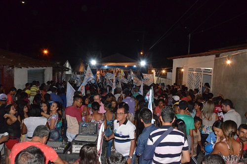 Alessandro lôbo realiza caminhada e comício no bairro São Félix