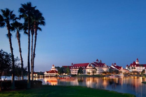 Jacaré arrasta criança para um lago em um complexo turístico da Disney