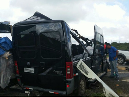 Motorista sobrevive e filha morre após van bater em caminhão próximo a Conquista