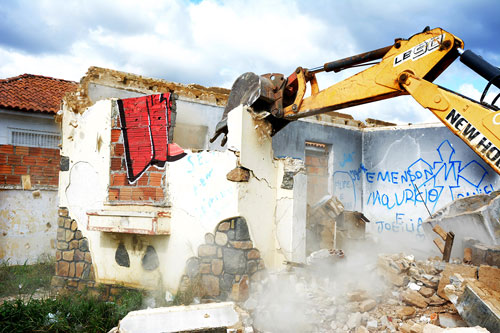 Casa é demolida para implantação do Centro de Atenção Psicossocial Álcool e Drogas