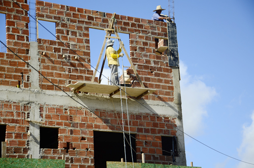 Em Brumado muitos serventes e pedreiros trabalham de forma perigosa