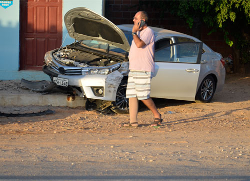 Veículo conduzido por livramentense vai parar em calçada de bar após ser atingido