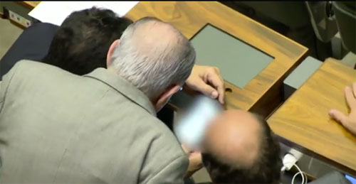 Deputados são flagrados assistindo filme pornô na Câmara durante votação