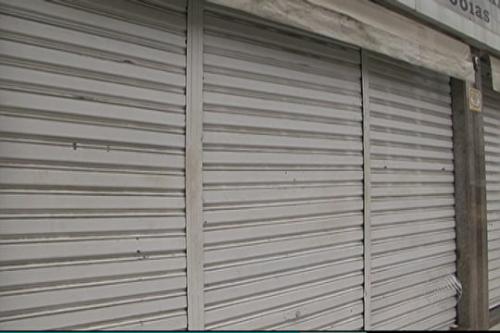 Funcionária é feita refém durante a noite e dupla assalta joalheria