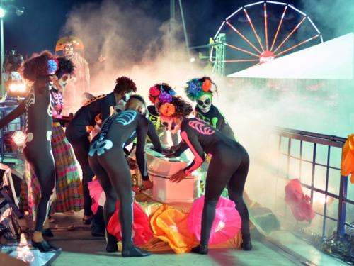 Daniela Mercury aparece em caixão e encena 'maldição' em trio na Barra