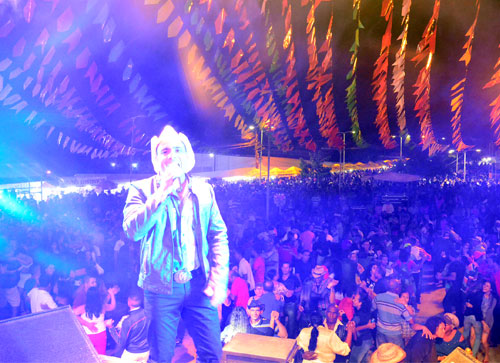 Público maior que o esperado na primeira noite de shows do São Pedro dos Olhos D'Água