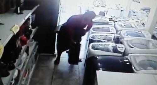 Viralisou, veja o vídeo: mulher furta TV de 24 polegadas, esconde entre as pernas e sai andando normalmente