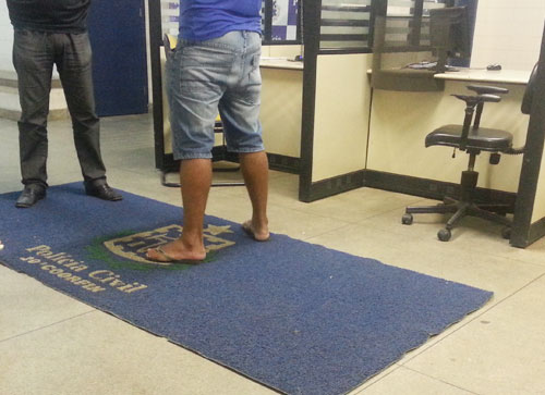 Polícia conduz homem à delegacia acusado de estuprar a enteada na Malhada Branca em Brumado